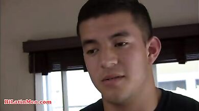 Latino bisex si sborra addosso