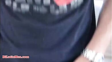 Latino bisex si sborra addosso
