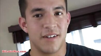 Latino bisex si sborra addosso