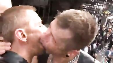 Scopano per strada al Gay Pride