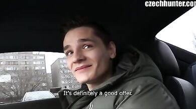 Ragazzo russo rimorchiato sulla statale