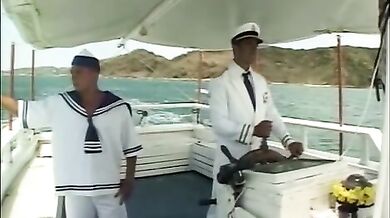 Marinaio omosex succhia e piglia cazzi