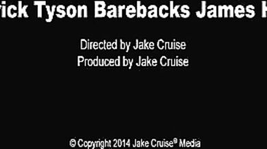 Finocchio tatuato gode col culo