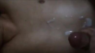 Schizzi di sperma gay sulla pancia