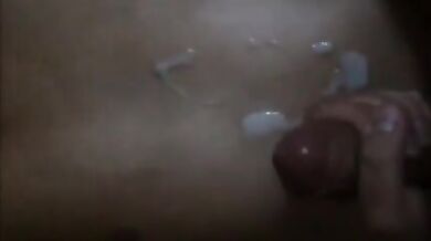 Schizzi di sperma gay sulla pancia