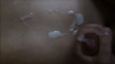 Schizzi di sperma gay sulla pancia