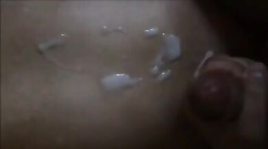 Schizzi di sperma gay sulla pancia