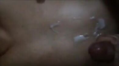 Schizzi di sperma gay sulla pancia