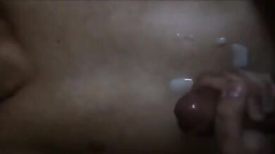 Schizzi di sperma gay sulla pancia