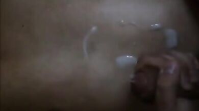 Schizzi di sperma gay sulla pancia