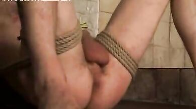 Sesso bondage con uomo gay porco