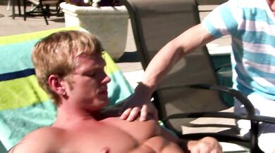 Maschi palestrati godono in piscina