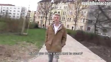 Bel biondino porco rimorchiato per strada