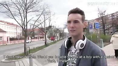 Bel biondino porco rimorchiato per strada