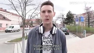 Bel biondino porco rimorchiato per strada