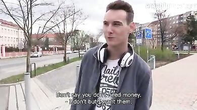 Bel biondino porco rimorchiato per strada