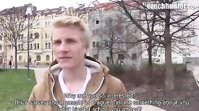 Bel biondino porco rimorchiato per strada