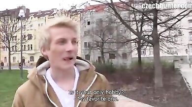 Bel biondino porco rimorchiato per strada