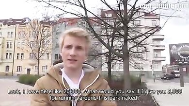 Bel biondino porco rimorchiato per strada