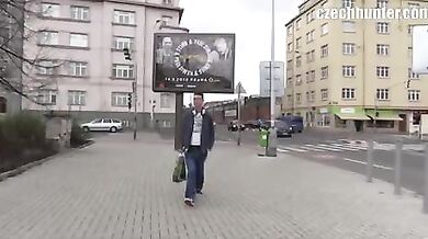 Bel biondino porco rimorchiato per strada