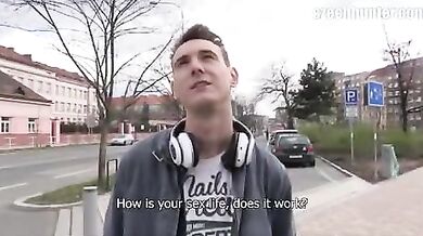 Bel biondino porco rimorchiato per strada