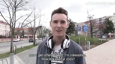 Bel biondino porco rimorchiato per strada