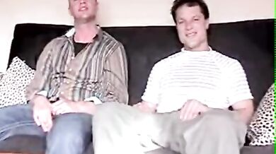 Grossa salsiccia gay in bocca