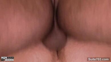 Biondino scopato a pecora sulla scrivania