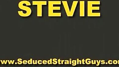 Bel ragazzo si massaggia l'uccellone