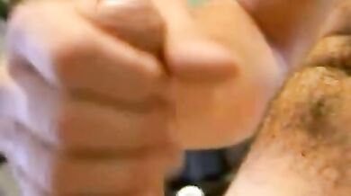 Bel ragazzo si massaggia l'uccellone