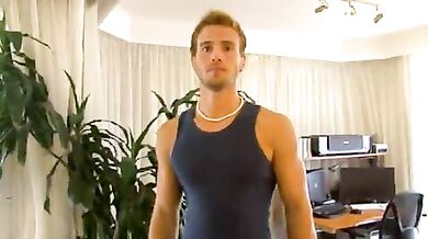 Bel ragazzo si massaggia l'uccellone