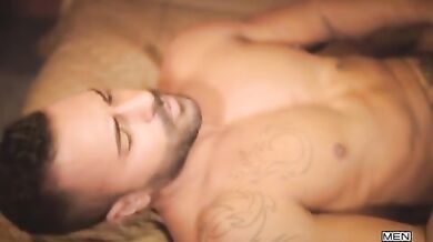 Sesso in un motel tra uomini froci