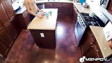 Ragazzo mangia cazzi degli amici