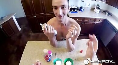 Ragazzo mangia cazzi degli amici