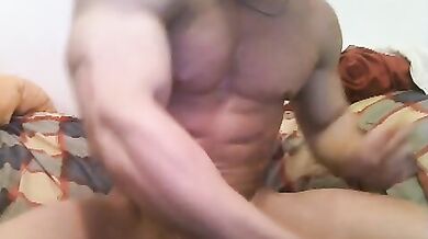 Dildo in un culo gay muscoloso