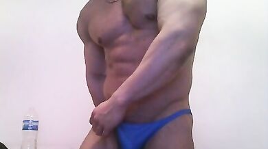 Dildo in un culo gay muscoloso