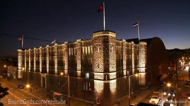 Due caldi padroni gay brutalizzano schiavo