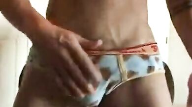 Ragazzone arrapato si fa le seghe