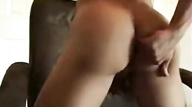 Ragazzone arrapato si fa le seghe