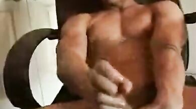 Ragazzone arrapato si fa le seghe