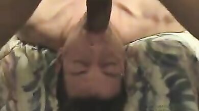 Giovane pompinaro scopa il prof