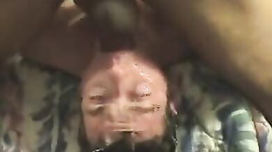 Giovane pompinaro scopa il prof