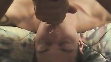 Giovane pompinaro scopa il prof