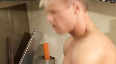 Biondo incula un  amico