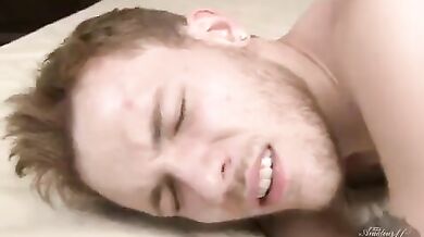 Grosso cazzo per biondo frocio