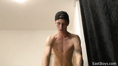 Ragazzo carino si spara le seghe