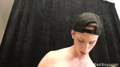 Ragazzo carino si spara le seghe