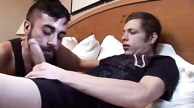 Pompinaro maturo se la fa con checca giovane