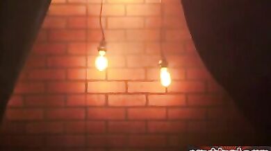 Cavalcata ed inculata gay in un club