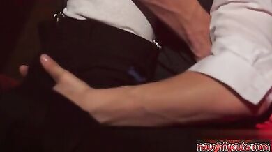 Cavalcata ed inculata gay in un club